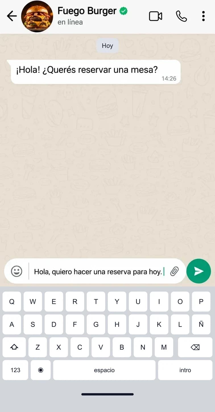 Chat ficticio con Fuego Burger, un mensaje de reserva predefinido y el teclado abierto